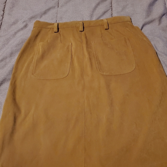 CRAZY HORSE A LIZ CLAIBORNE WOMENS SKIRT SIZE 8 Tan Suede Feel - Picture 9 of 11
